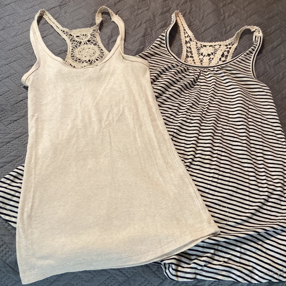 Set of 2 Women’s Tank Tops - Picture 4 of 7